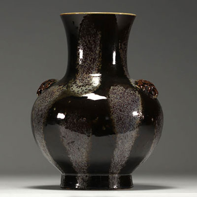 Chine - Vase à glaçure noire et flamée, marque sous pièce.