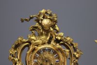 Pendue de cheminée et candélabres de style Louis XV en bronze doré, XIXe siècle.