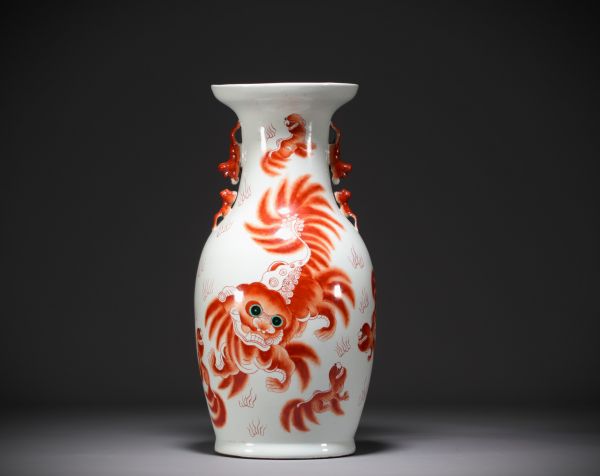 Chine - Grand vase en porcelaine à décor de chien de Fô et calligraphies.