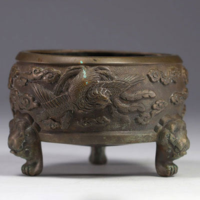 Chine - brûle parfum en bronze à décor de phénix dans les nuages, pieds têtes de lions, époque Qing.