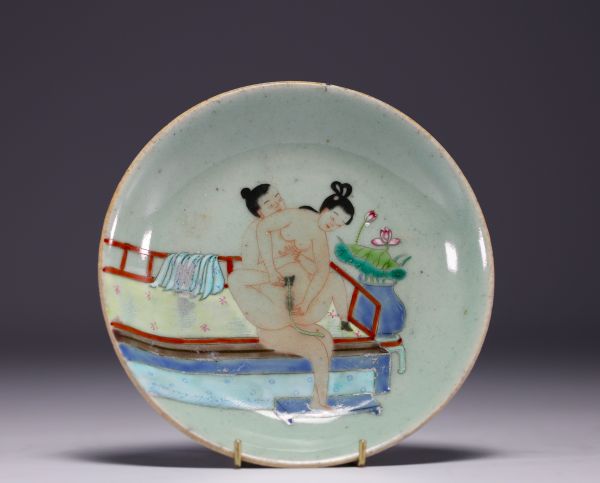 Chine - Assiette en porcelaine polychrome à décor érotique, Canton, époque XIXème.
