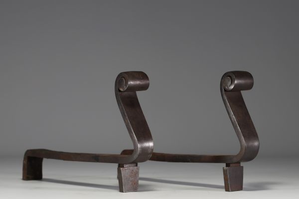 Raymond SUBES (1891-1970) attr. à - Pair of wrought iron andirons, circa 1930.