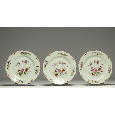 China - Set of three Famille Rose porcelain plates.