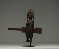 Bambara lock in carved wood, Mali, on base, 20th century.