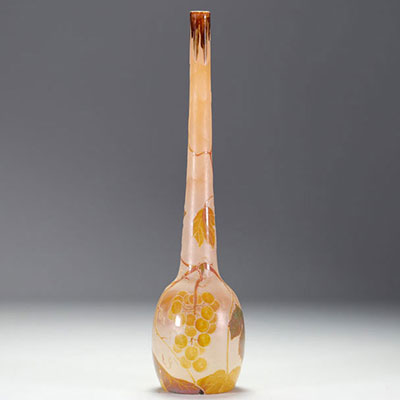 Théodore LEGRAS (1839-1916) Rare vase soliflore en verre multicouche dégagé à l'acide au décor de vigne, vers 1900.