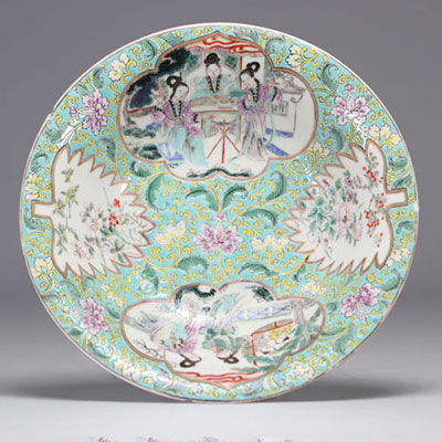 Porcelain bowl on foot from the Famille Rose decorated with young women