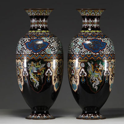 Japon - Paire de vases en émaux cloisonnés à décor floral et de Phénix, époque Meiji.