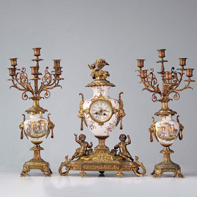 Imposante garniture pendule et candélabres en bronze et porcelaine à décor de fleurs et personnages