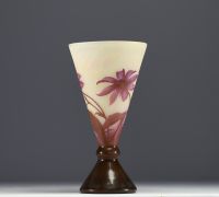 DAUM Nancy - Acid-etched multi-layered glass vase with daisy design, signed in the design.