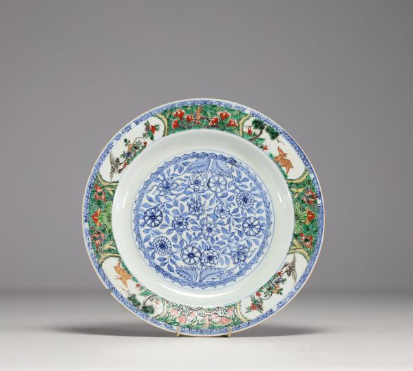 Chine - Assiette en porcelaine polychrome famille verte à décor floral, Dynastie Qing, époque Kangxi.