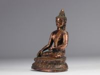 Statue de Bouddha en bronze représenté assis sur une double feuille de lotus - travail sino-tibétain