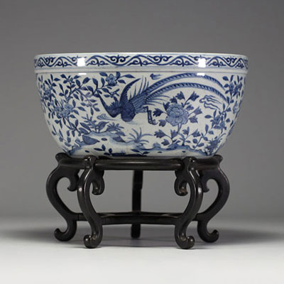 Chine - Jardinière en porcelaine blanc bleu à décor d'oiseaux et de fleurs.