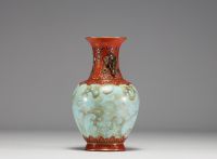 Chine - Vase en porcelaine rouge et or, imitation pierre turquoise, anses en forme de têtes d'éléphant, marque sous la pièce, époque XIXème