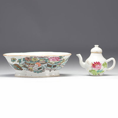 Plat et théière en porcelaine qianjiang cai à décor de calligraphies et dessins