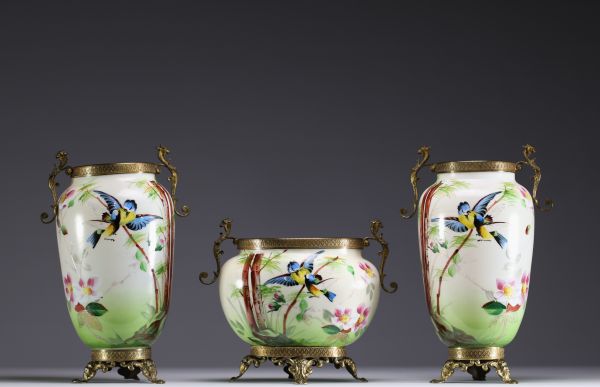 Three-piece opaline decoration with birds on bronze mount, Napoleon III period.