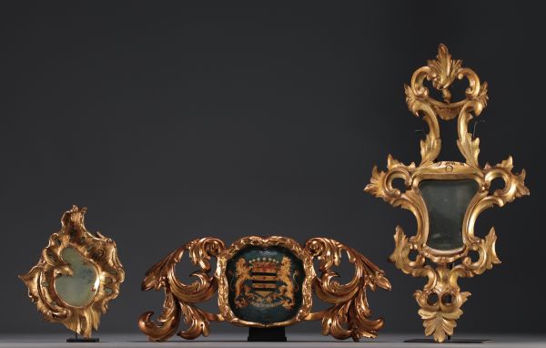 Ensemble de trois boiseries baroques sculptées et dorées, deux miroirs et un cartouche au blason et lions, XIXème.