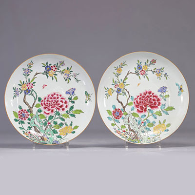 (2) Pair of Famille Rose porcelain dishes decorated with flowers and butterflies from 18th century