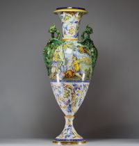 Grand vase balustre Majolique à deux anses en forme de chimères, décor polychrome dans un style raffaelesque, Italie, XXème.