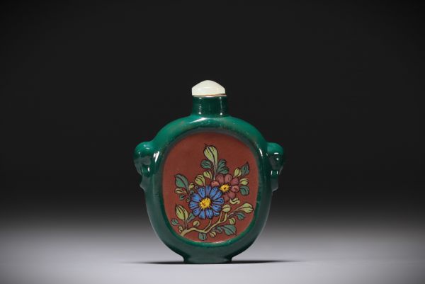 Chine - Tabatière en céramique à décor floral, vers 1900.