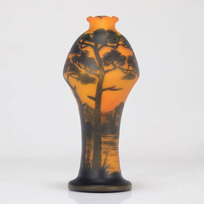 RICHARD (Verrerie LOETZ) Vase dégagé à l'acide à décor de paysages