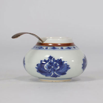 Small blue and white pot and silver spoon with lotus design from Kangxi period (康熙)