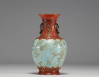 Chine - Vase en porcelaine rouge et or, imitation pierre turquoise, anses en forme de têtes d'éléphant, marque sous la pièce, époque XIXème