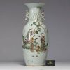 Chine - Grand vase en porcelaine famille rose à décor de courtisanes, période Qing, XIXe siècle.