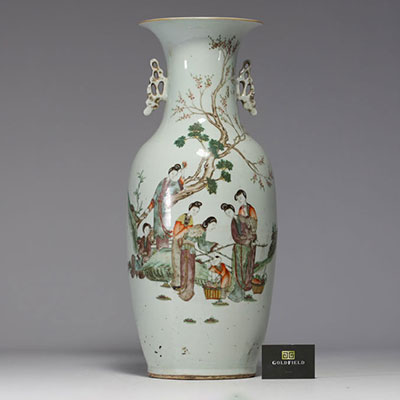 China - Large famille rose porcelain vase decorated with courtesans, Qing period, 19th century.