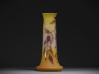 Émile GALLÉ (1846-1904) Grand vase en verre multicouche dégagé à l'acide, décor aux glycines, signé.