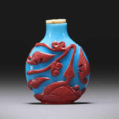 Chine - Tabatière en verre multicouche bicolor bleu/rouge à décor de chauve souris, 18ème?