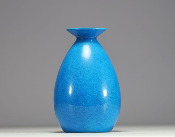 Boch Keramis - Vase Art Déco en faïence monochrome bleue, numéro de forme 945, marque Boch sous la pièce.