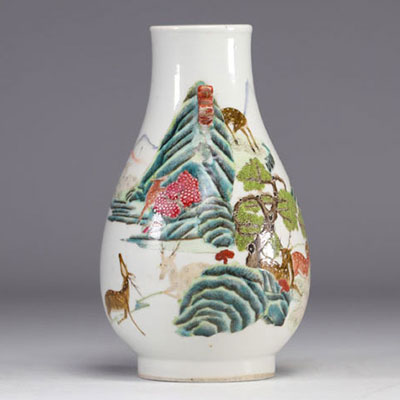 A Hu-form porcelain vase with deer decoration from Qing-period (清朝)