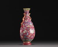 Chine - Vase mural en porcelaine famille rose, sur fond rubis, marque Qianlong.