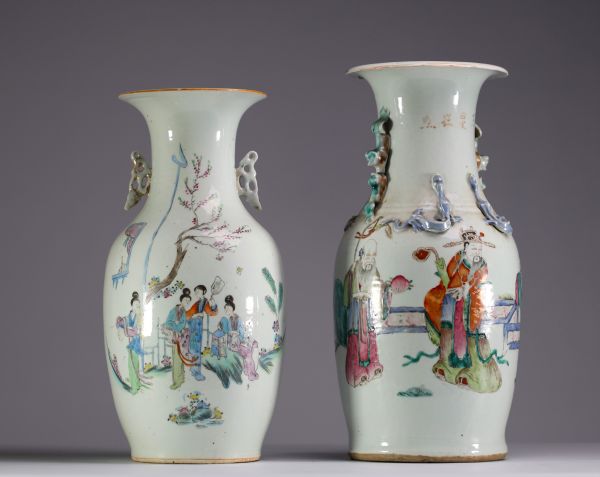 Chine -  Ensemble de deux vases en porcelaine famille rose à décor de personnages.