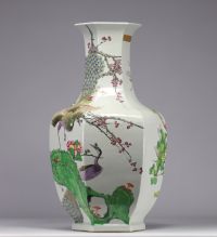 Imposant vase en porcelaine qianjiang cai  à décor de paons, de fleurs et d'oiseaux du XIXe siècle