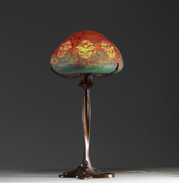 DAUM Nancy et Louis MAJORELLE (1859-1926) - Lampe de table en verre multicouche dégagé à l'acide à décor floral stylisé, non signée.