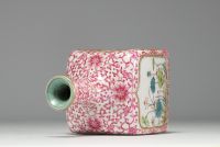China - Famille rose porcelain quadrangular vase with floral cartouche decoration, mark under the piece, 18th century.