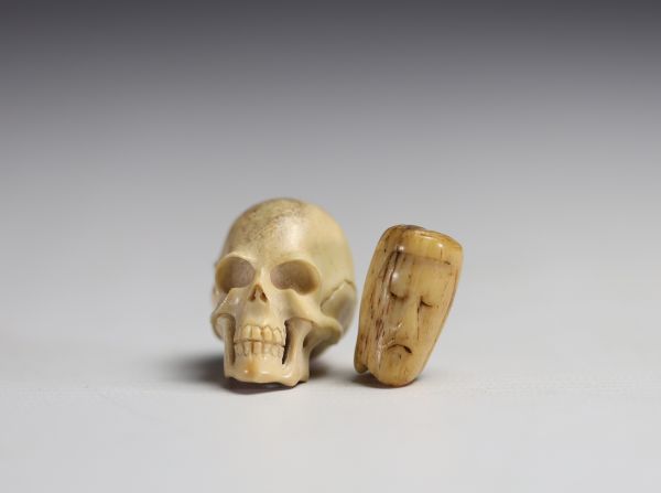 China - Set of two pieces consisting of a miniature skull and a rosary bead in 17th century bone.