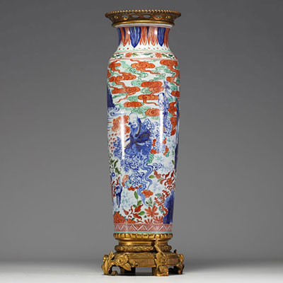 Chine - Vase en porcelaine polychrome à décor de paysage nuageux et personnages sur monture en bronze, époque Transition, XVIIème.
