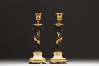 Paire de bougeoirs en bronze à deux patine, doré et ciselé figurant un couple de chérubins, époque Louis XVI.