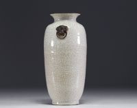 Chine - Vase en porcelaine de Nankin à glaçure blanche craquelée, vers 1900.