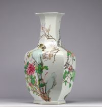 Imposant vase en porcelaine qianjiang cai  à décor de paons, de fleurs et d'oiseaux du XIXe siècle