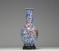 Chine - Vase en porcelaine blanc bleu à décor de dragon et de phénix rouge fer, marque sous la pièce, époque XVIIIème.