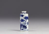 China - white and blue porcelain snuffbox decorated with characters.