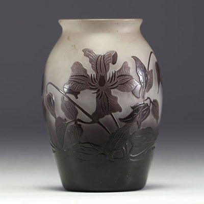 Paul NICOLAS ( 1875-1952) d'Argental - Acid-etched multi-layered glass vase with floral design, signed.