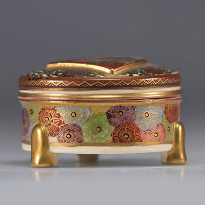 Porcelain covered box from Satsuma (Japan) from the Meiji era (明治時代 - 1868 - 1912)