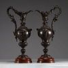 Paire de verseuses en bronze de style Louis XV sur socles en marbre rouge.