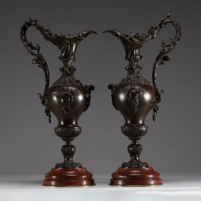 Paire de verseuses en bronze de style Louis XV sur socles en marbre rouge.