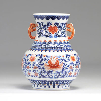 Rare vase en porcelaine bleu et rouge fer à décor de fleurs marque de Qianlong