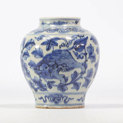 Vase en porcelaine blanc et bleu à décor de chiens de Fô du XIXe siècle dans le style de la dynastie Ming (明朝)